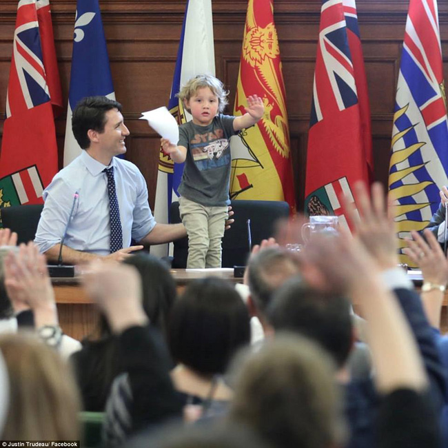 Thủ tướng điển trai của Canada lại khiến chị em đổ rạp vì loạt ảnh mới bên cạnh con trai đáng yêu - Ảnh 1.