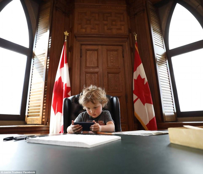 Thủ tướng điển trai của Canada lại khiến chị em đổ rạp vì loạt ảnh mới bên cạnh con trai đáng yêu - Ảnh 2.