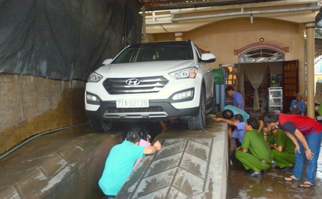 Thi thể người đàn ông bị kéo lê dưới gầm xe 50km, tài xế không hề hay biết - Ảnh 1. Thi thể người đàn ông bị kéo lê dưới gầm xe 50km, tài xế không hề hay biết - Ảnh 1.