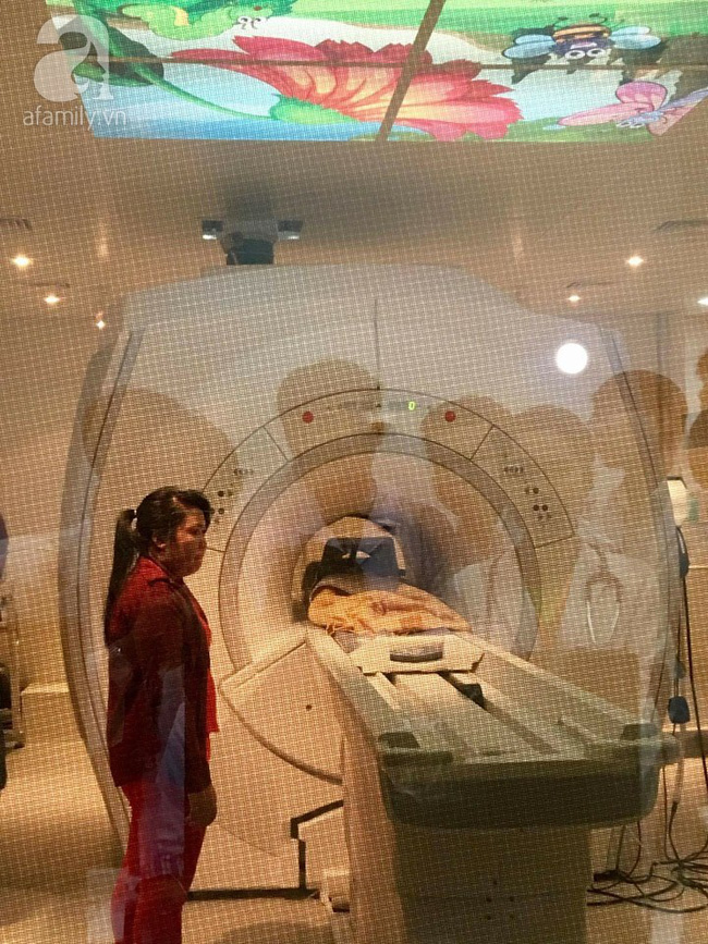 Bé trai bị tổn thương não được chụp MRI đầu tiên tại bệnh viện nhi lớn nhất miền Nam - Ảnh 5.