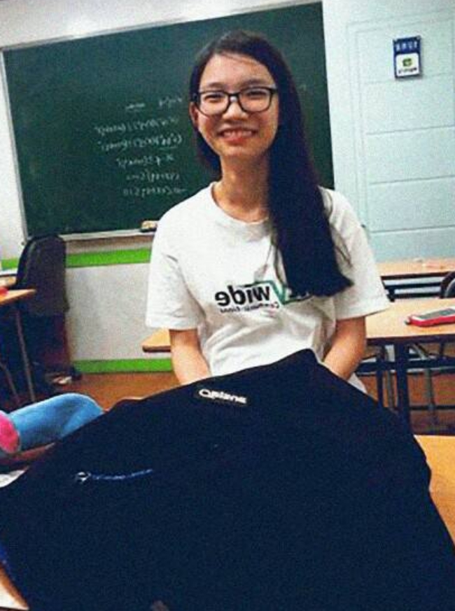 Tìm thấy thi thể nữ sinh 17 tuổi trong bi kịch chìm phà Sewol, số người mất tích giảm xuống 8 - Ảnh 2. Tìm thấy thi thể nữ sinh 17 tuổi trong bi kịch chìm phà Sewol, số người mất tích giảm xuống 8 - Ảnh 2.