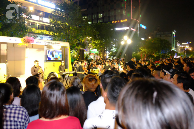 TP. HCM: Phố đi bộ Nguyễn Huệ tưng bừng, nhộn nhịp trong lần đầu tiên có show diễn nghệ thuật đường phố - Ảnh 3.