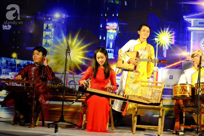 TP. HCM: Phố đi bộ Nguyễn Huệ tưng bừng, nhộn nhịp trong lần đầu tiên có show diễn nghệ thuật đường phố - Ảnh 2.
