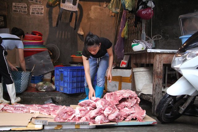 Chị bán thịt lợn giá rẻ xin giảm tội cho 2 phụ nữ hắt chất bẩn - Ảnh 1.