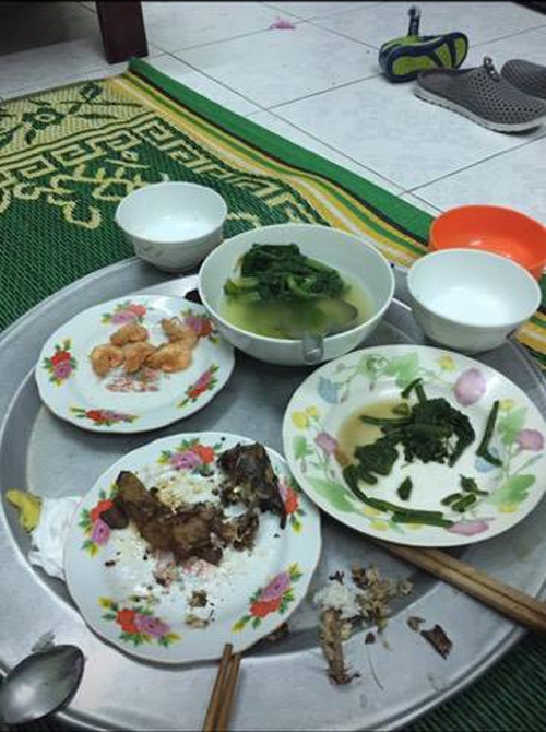 Ứa nước mắt với m&acirc;m cơm thừa canh cặn nh&agrave; chồng để phần - Ảnh 1.