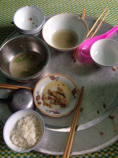 Ứa nước mắt với m&acirc;m cơm thừa canh cặn nh&agrave; chồng để phần - Ảnh 2.