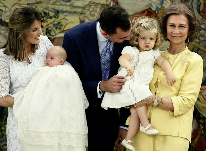 2 nàng Công chúa nhỏ đáng yêu của Hoàng gia Tây Ban Nha ngày ấy giờ đã xinh xắn lắm rồi - Ảnh 2.