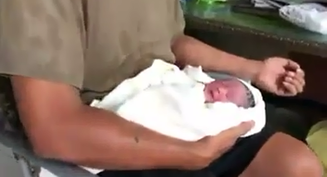 Thái Lan: Phát hiện bé trai sơ sinh vẫn còn nhau thai bị bỏ lại trong thùng rác ven đường - Ảnh 2.