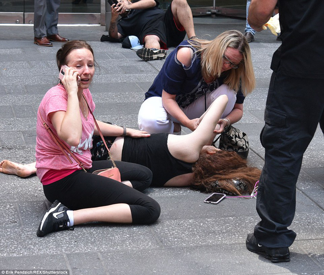 Nạn nhân nằm la liệt sau vụ xe điên lao vào đám đông ở Quảng trường Thời Đại - Ảnh 2.