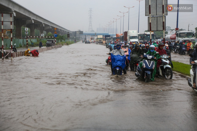 Mưa lớn gây ngập nặng trên Xa Lộ Hà Nội, giao thông ùn ứ nghiêm trọng - Ảnh 1.