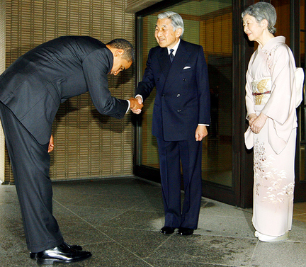 Nhân viên đoàn hộ tống Thủ tướng Nhật Bản cúi đầu chào và cảm ơn người đi xe đạp vì đã nhường đường - Ảnh 2.