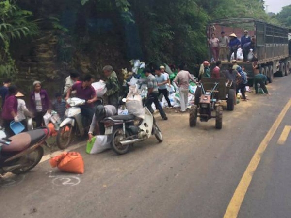 Hòa Bình: Hàng chục người dân “hôi của” sau vụ tai nạn chết người - Ảnh 1. Hòa Bình: Hàng chục người dân “hôi của” sau vụ tai nạn chết người - Ảnh 1.
