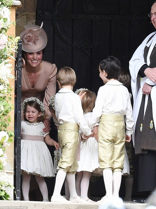 Hoàng tử George, công chúa Charlotte cực đáng yêu tại lễ cưới em gái công nương Kate Middleton - Ảnh 2.