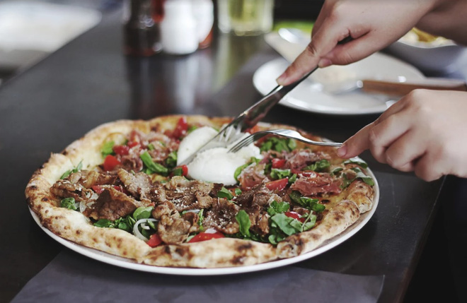 Người đàn ông Nhật kiếm chục triệu đô nhờ bán pizza ở VN: 6h dậy, tập thiền và dành 13 tiếng cho công việc - Ảnh 2. Người đàn ông Nhật kiếm chục triệu đô nhờ bán pizza ở VN: 6h dậy, tập thiền và dành 13 tiếng cho công việc - Ảnh 2.
