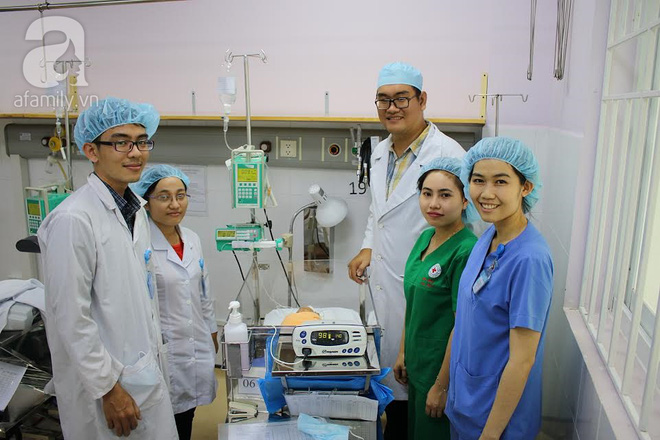 TP.HCM: Lần đầu tiên bệnh viện quận cứu sống và nuôi dưỡng thành công một bé trai sinh non chỉ nặng 1,5kg - Ảnh 2. TP.HCM: Lần đầu tiên bệnh viện quận cứu sống và nuôi dưỡng thành công một bé trai sinh non chỉ nặng 1,5kg - Ảnh 2.