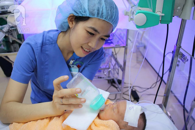 TP.HCM: Lần đầu tiên bệnh viện quận cứu sống và nuôi dưỡng thành công một bé trai sinh non chỉ nặng 1,5kg - Ảnh 4. TP.HCM: Lần đầu tiên bệnh viện quận cứu sống và nuôi dưỡng thành công một bé trai sinh non chỉ nặng 1,5kg - Ảnh 4.