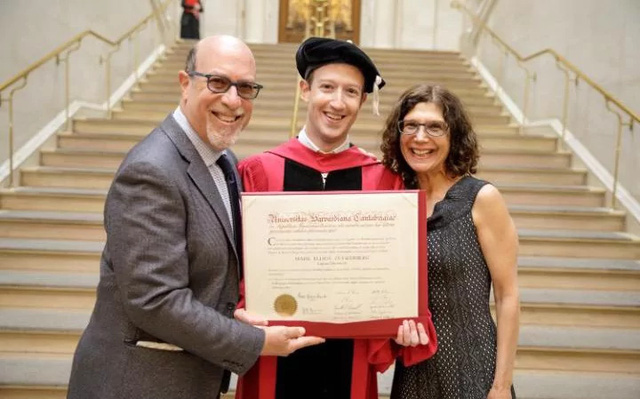 Cuối cùng thì ông chủ Facebook cũng nhận bằng tốt nghiệp Harvard sau 12 năm... bỏ học - Ảnh 1.