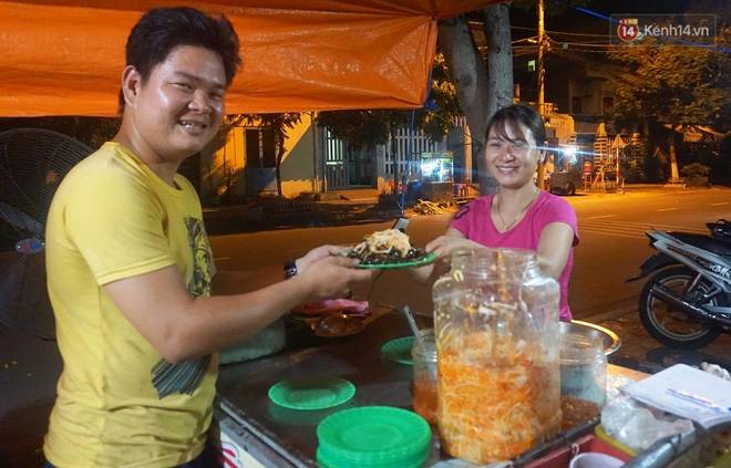 “Hạnh phúc không lời” nơi quán ăn vặt dễ thương của đôi vợ chồng trẻ bị câm điếc ở Đà Nẵng - Ảnh 2.