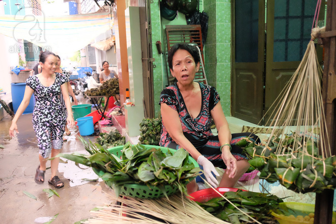 Xóm làm bánh ú tro nức tiếng Sài Gòn gói cả ngày, nấu cả đêm dịp Tết Đoan Ngọ - Ảnh 10.