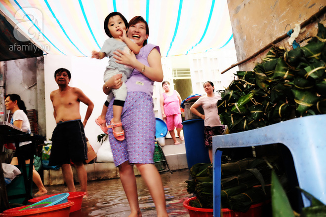 Xóm làm bánh ú tro nức tiếng Sài Gòn gói cả ngày, nấu cả đêm dịp Tết Đoan Ngọ - Ảnh 12. Xóm làm bánh ú tro nức tiếng Sài Gòn gói cả ngày, nấu cả đêm dịp Tết Đoan Ngọ - Ảnh 12.