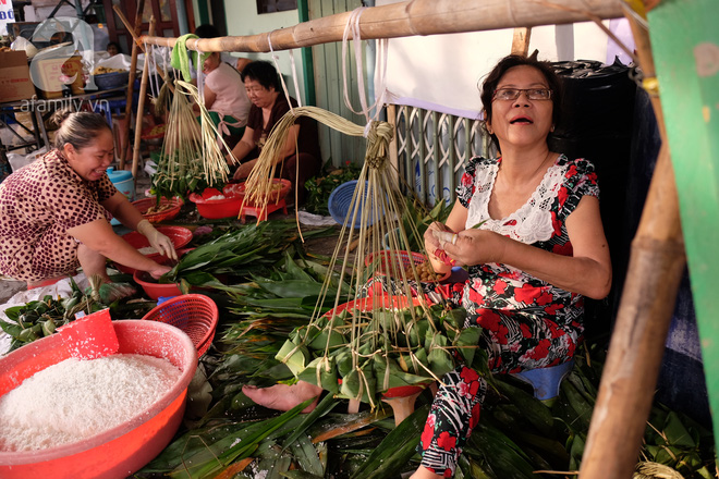 Xóm làm bánh ú tro nức tiếng Sài Gòn gói cả ngày, nấu cả đêm dịp Tết Đoan Ngọ - Ảnh 1.