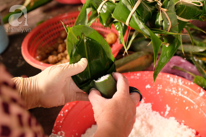 Xóm làm bánh ú tro nức tiếng Sài Gòn gói cả ngày, nấu cả đêm dịp Tết Đoan Ngọ - Ảnh 4. Xóm làm bánh ú tro nức tiếng Sài Gòn gói cả ngày, nấu cả đêm dịp Tết Đoan Ngọ - Ảnh 4.