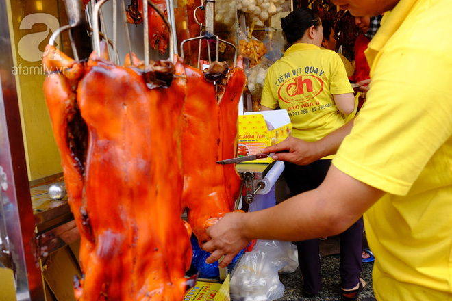 Tết Đoan Ngọ, tiệm vịt quay Sài Gòn bán hơn 2.000 con/ ngày, thu tiền “khủng” - Ảnh 12.