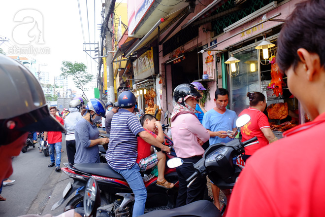 Tết Đoan Ngọ, tiệm vịt quay Sài Gòn bán hơn 2.000 con/ ngày, thu tiền “khủng” - Ảnh 8.