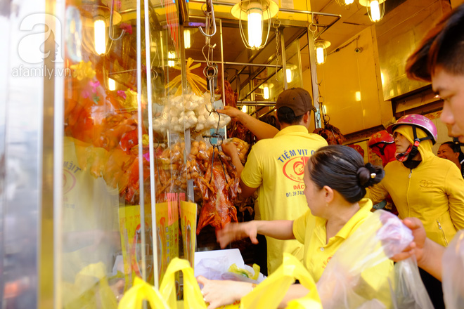 Tết Đoan Ngọ, tiệm vịt quay Sài Gòn bán hơn 2.000 con/ ngày, thu tiền “khủng” - Ảnh 5.