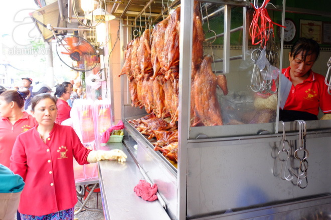 Tết Đoan Ngọ, tiệm vịt quay Sài Gòn bán hơn 2.000 con/ ngày, thu tiền “khủng” - Ảnh 11.