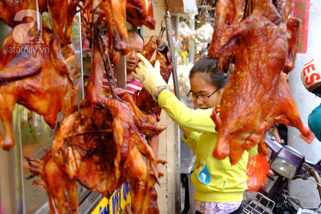 Tết Đoan Ngọ, tiệm vịt quay Sài Gòn bán hơn 2.000 con/ ngày, thu tiền “khủng” - Ảnh 3.