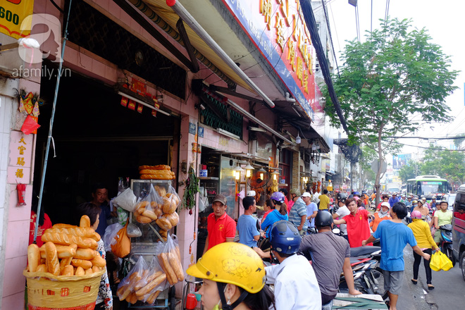 Tết Đoan Ngọ, tiệm vịt quay Sài Gòn bán hơn 2.000 con/ ngày, thu tiền “khủng” - Ảnh 1.