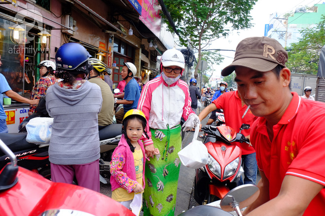 Tết Đoan Ngọ, tiệm vịt quay Sài Gòn bán hơn 2.000 con/ ngày, thu tiền “khủng” - Ảnh 14.