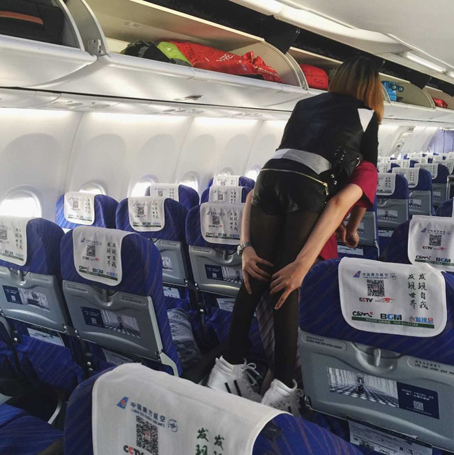 Nữ tiếp viên hàng không gây xúc động mạnh khi tận tụy cõng hành khách khuyết tật xuống máy bay - Ảnh 1.