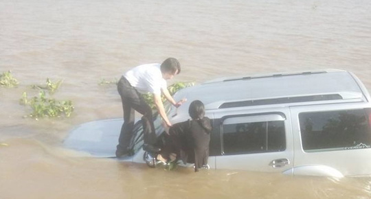 Ôtô tông chết nhân viên bến phà rồi lao xuống sông - Ảnh 2.