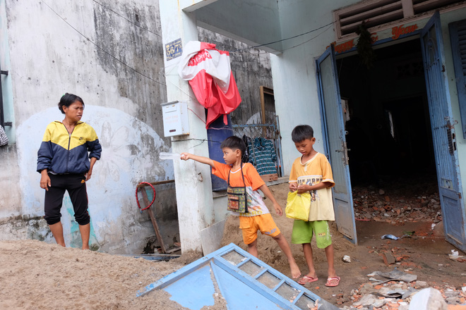 Người già, trẻ nhỏ lao đao dưới mái nhà rách bươm của cựu tuyển thủ bóng bàn khuyết tật ở Sài Gòn - Ảnh 11.