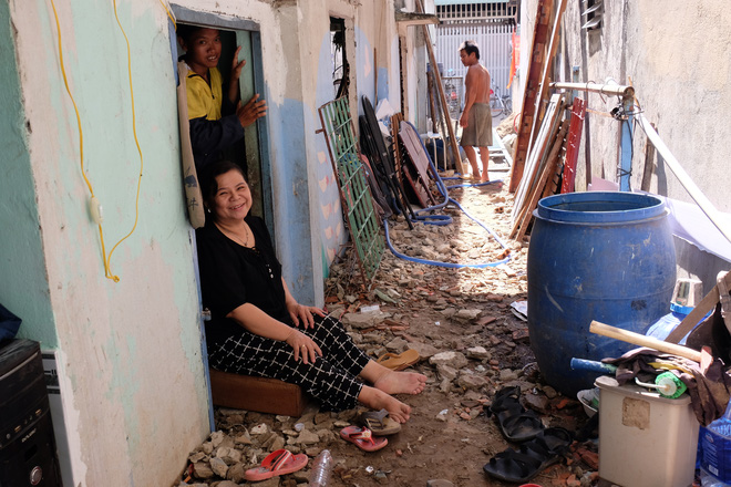 Người già, trẻ nhỏ lao đao dưới mái nhà rách bươm của cựu tuyển thủ bóng bàn khuyết tật ở Sài Gòn - Ảnh 3.