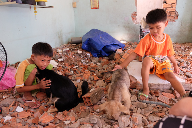 Người già, trẻ nhỏ lao đao dưới mái nhà rách bươm của cựu tuyển thủ bóng bàn khuyết tật ở Sài Gòn - Ảnh 10.