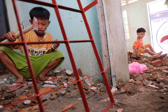 Người già, trẻ nhỏ lao đao dưới mái nhà rách bươm của cựu tuyển thủ bóng bàn khuyết tật ở Sài Gòn - Ảnh 9.