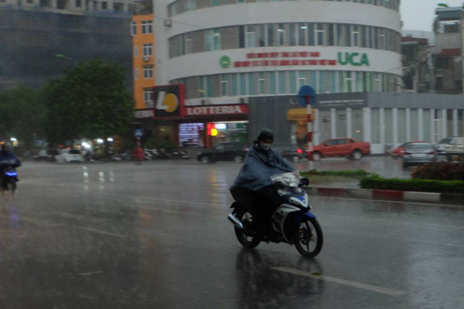 Mây đen che kín bầu trời, Hà Nội đang đón trận mưa rào cực lớn - Ảnh 18. Mây đen che kín bầu trời, Hà Nội đang đón trận mưa rào cực lớn - Ảnh 18.