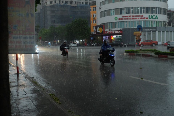 Mây đen che kín bầu trời, Hà Nội đang đón trận mưa rào cực lớn - Ảnh 19.