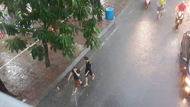Mây đen che kín bầu trời, Hà Nội đang đón trận mưa rào cực lớn - Ảnh 23. Mây đen che kín bầu trời, Hà Nội đang đón trận mưa rào cực lớn - Ảnh 23.