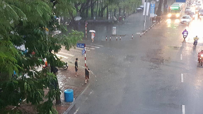 Mây đen che kín bầu trời, Hà Nội đang đón trận mưa rào cực lớn - Ảnh 24. Mây đen che kín bầu trời, Hà Nội đang đón trận mưa rào cực lớn - Ảnh 24.