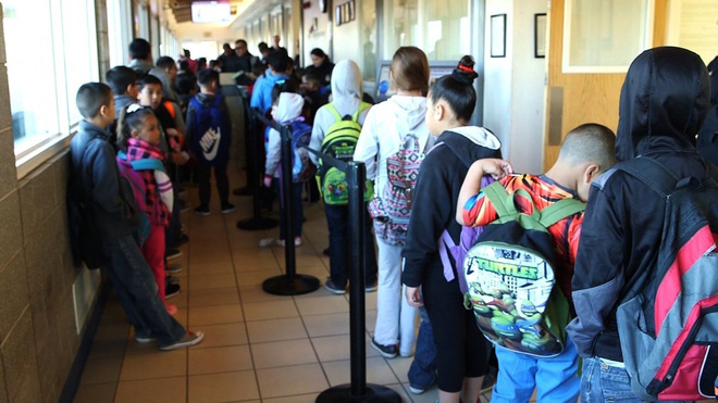 Cuộc sống buồn tủi của những đứa trẻ ngày nào cũng phải mang hộ chiếu để nhập cảnh vào Mỹ đi học - Ảnh 2.