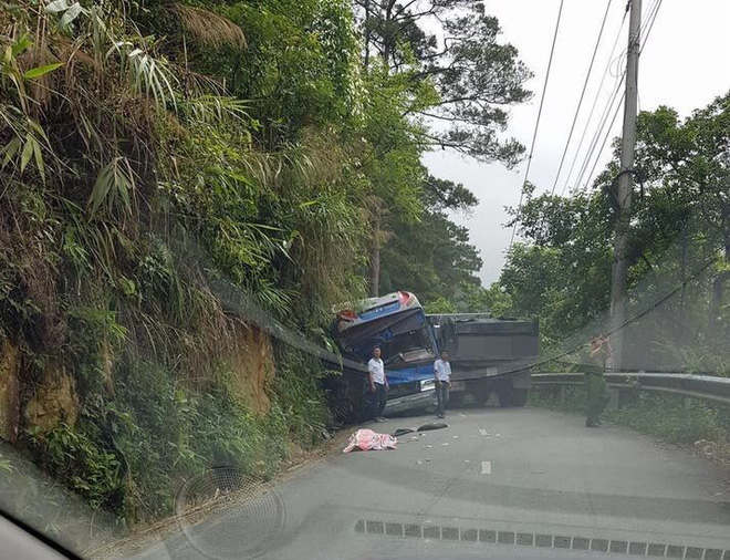 Xe ô tô chở học sinh lớp 11 lao vào vách núi ở đèo Tam Đảo, 1 nữ sinh tử vong - Ảnh 1.