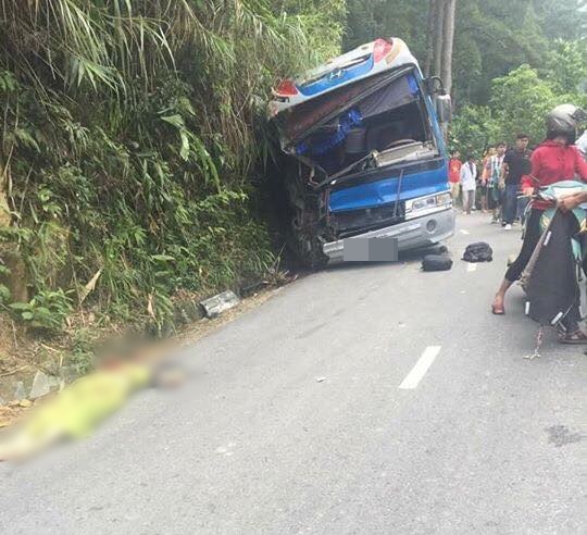 Xe ô tô chở học sinh lớp 11 lao vào vách núi ở đèo Tam Đảo, 1 nữ sinh tử vong - Ảnh 2.