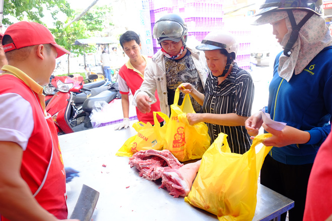 Nhiều chị em Sài Gòn chen chúc từ sáng sớm, hùn tiền mua thịt heo giảm giá “sốc” - Ảnh 5.