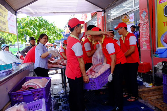 Nhiều chị em Sài Gòn chen chúc từ sáng sớm, hùn tiền mua thịt heo giảm giá “sốc” - Ảnh 6.