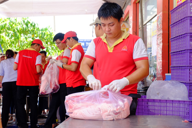 Nhiều chị em Sài Gòn chen chúc từ sáng sớm, hùn tiền mua thịt heo giảm giá “sốc” - Ảnh 8.