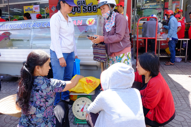 Nhiều chị em Sài Gòn chen chúc từ sáng sớm, hùn tiền mua thịt heo giảm giá “sốc” - Ảnh 9.